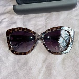 *BRAND NEW IN BOX* Freyrs Fiona Sunglasses